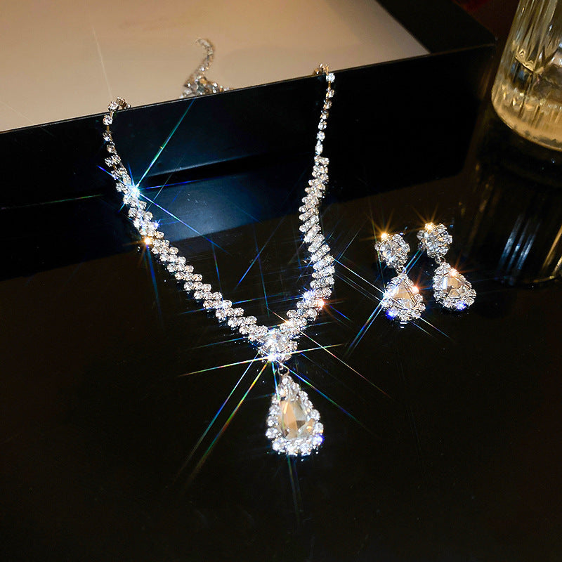 Elegant Teardrop Crystal Jewelry Set – Necklace & Earrings