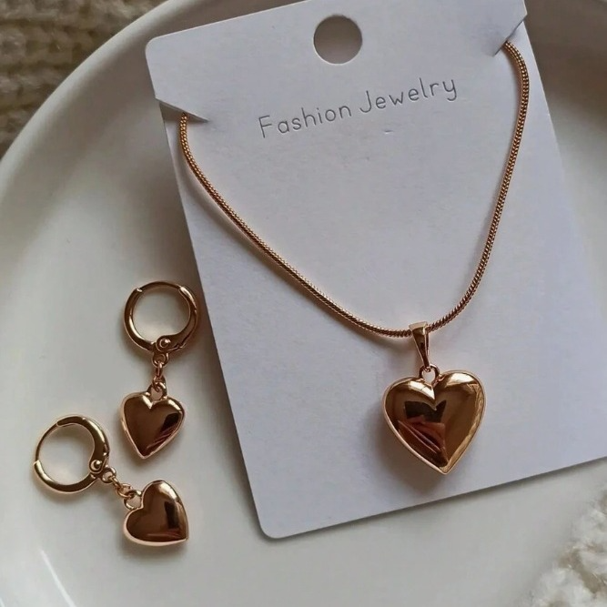 Radiate Elegance with This Gold-Plated Heart Jewelry Set ✨💛