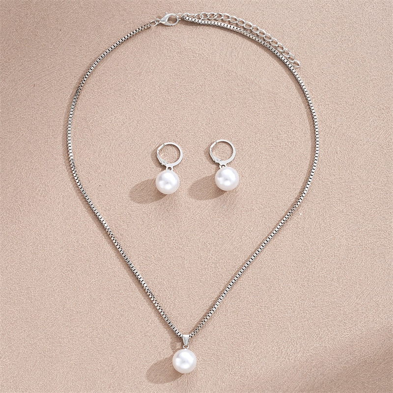 Elegant Pearl Pendant Necklace & Earrings Set – Timeless Sophistication