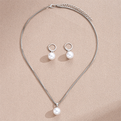 Elegant Pearl Pendant Necklace & Earrings Set – Timeless Sophistication