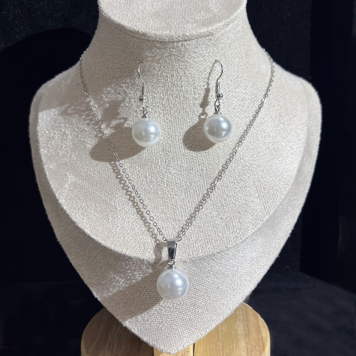 Elegant Pearl Pendant Necklace & Earrings Set – Timeless Sophistication