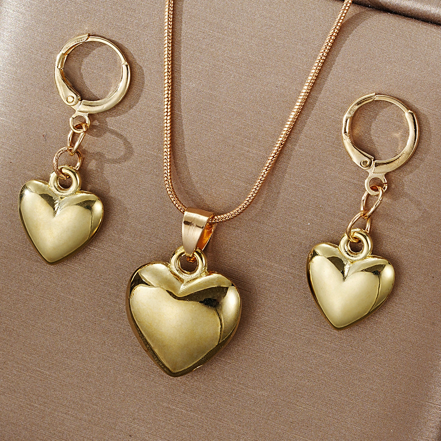 Radiate Elegance with This Gold-Plated Heart Jewelry Set ✨💛